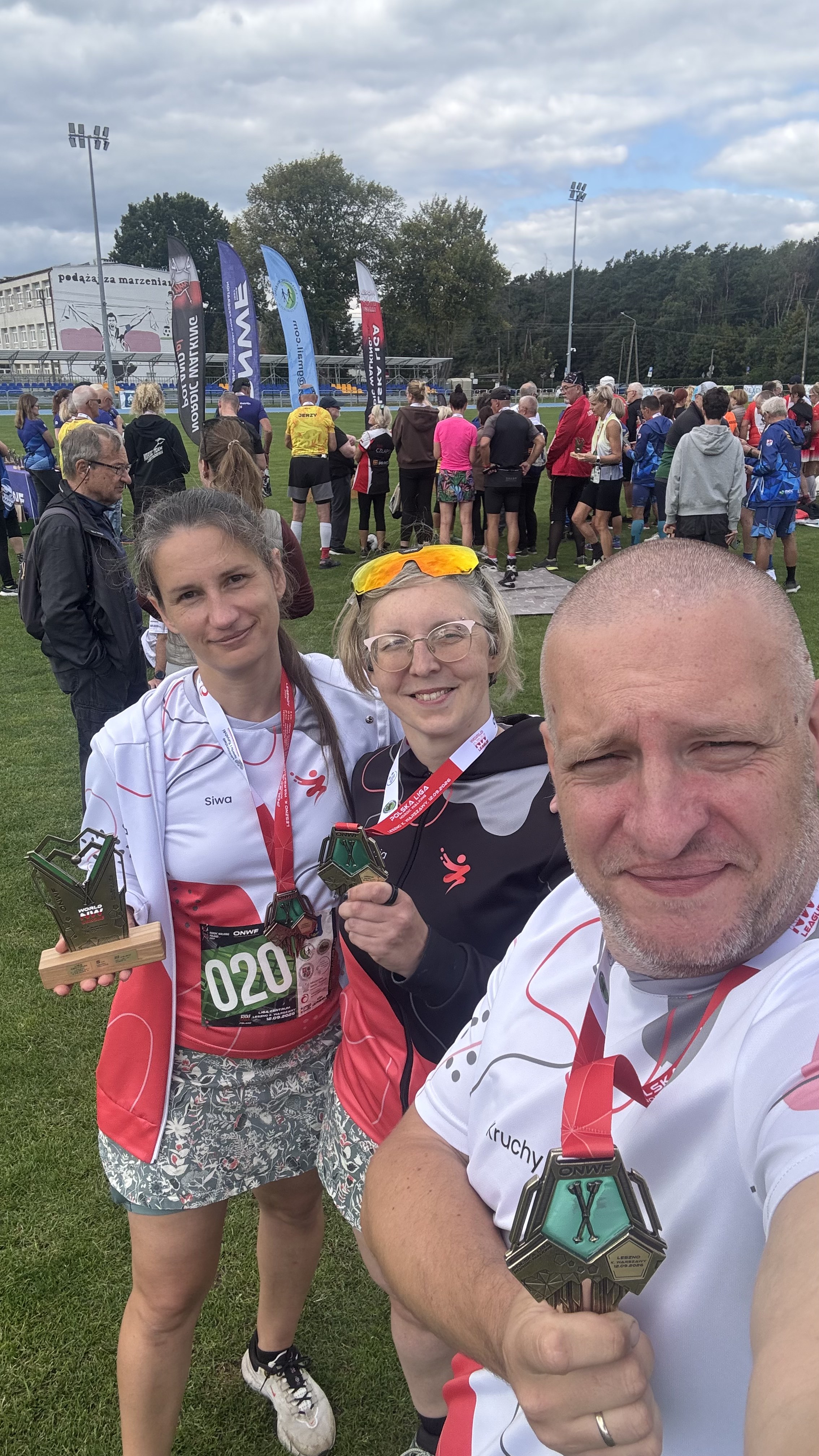 Krusia, Sylwia i Kruchy z medalami po pierwszym starcie w Polskiej Lidze Nordic Walking