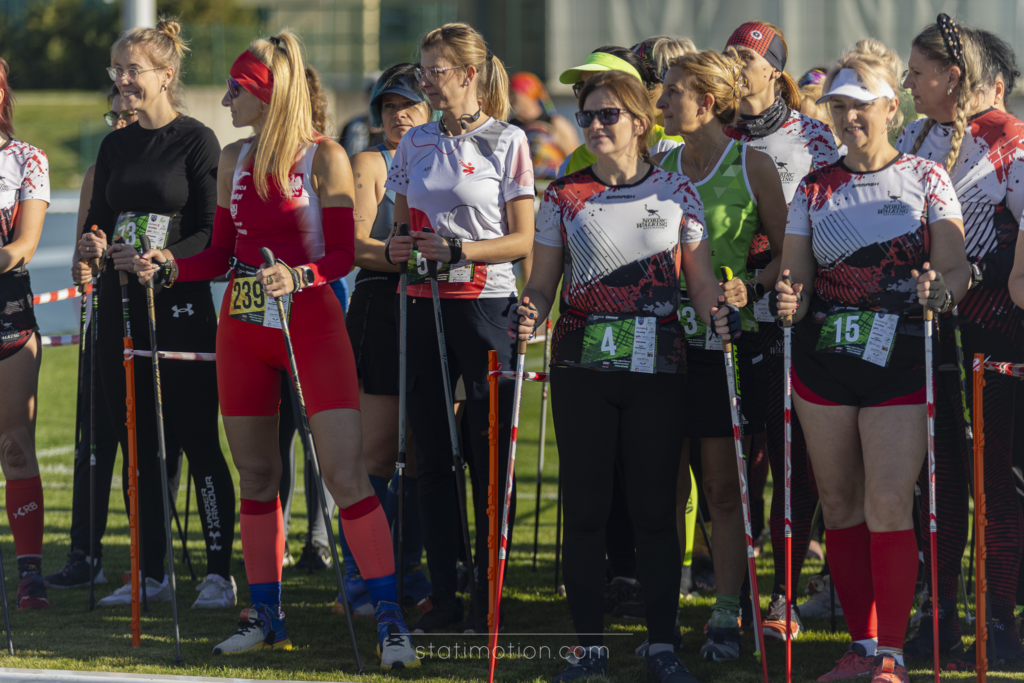 Agnieszka z Aktywne Zabrodzie TEAM w grupie zawodniczek przed startem nordic walking