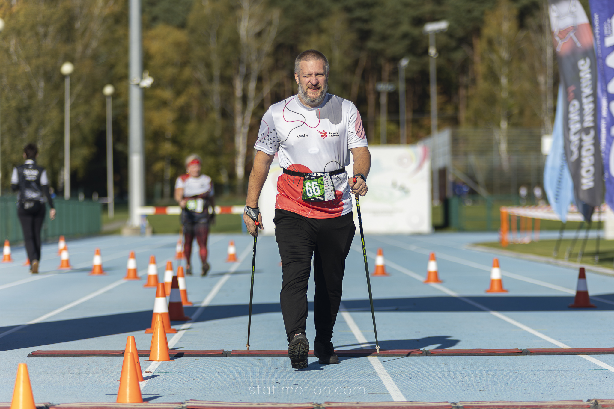 Karol Kruchy z Aktywne Zabrodzie TEAM przekracza linię mety zawodów nordic walking w Bełchatowie