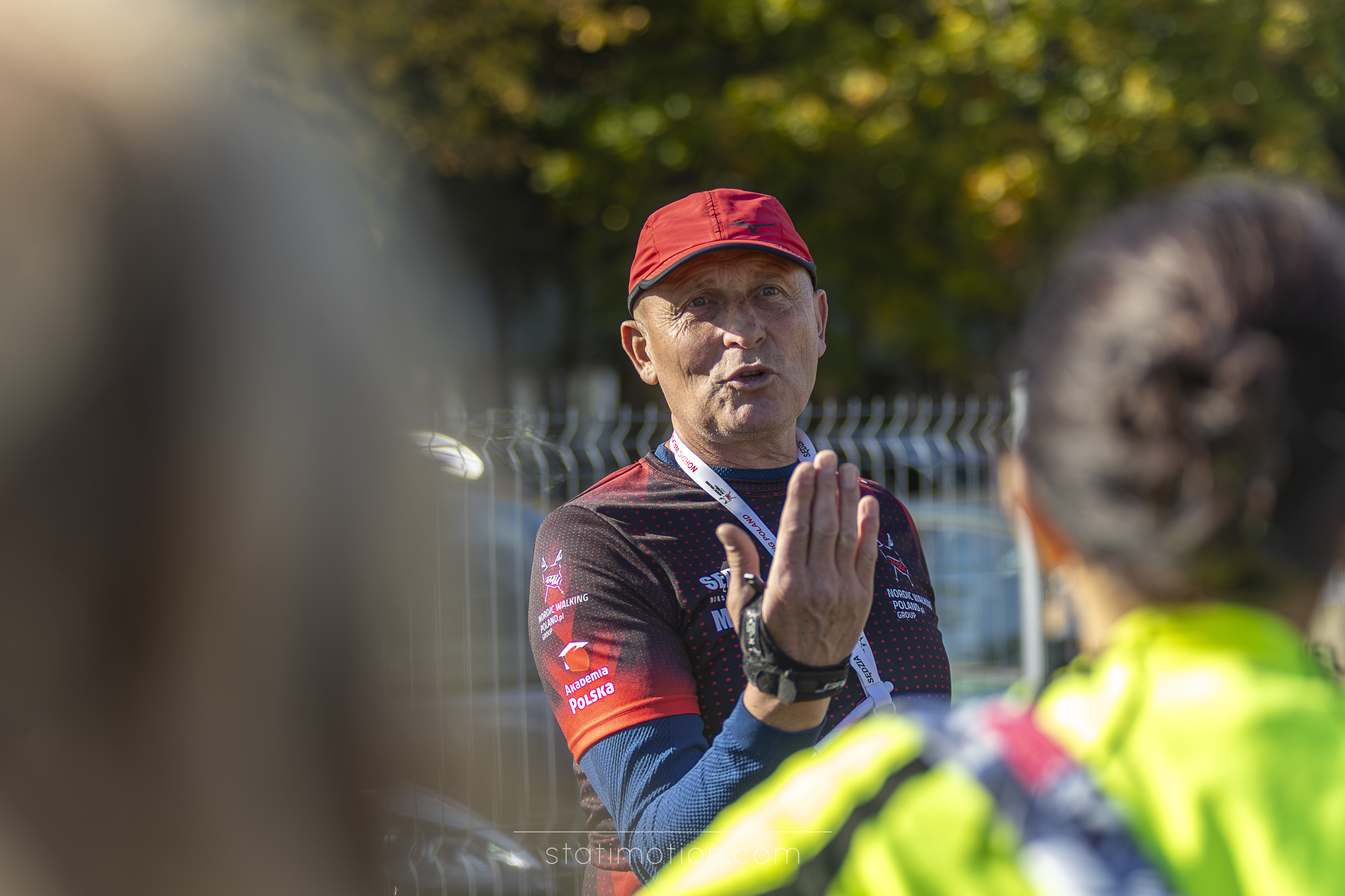 Sędzia edukator Marek Kosecki pokazuje uczestnikom zasady techniki nordic walking