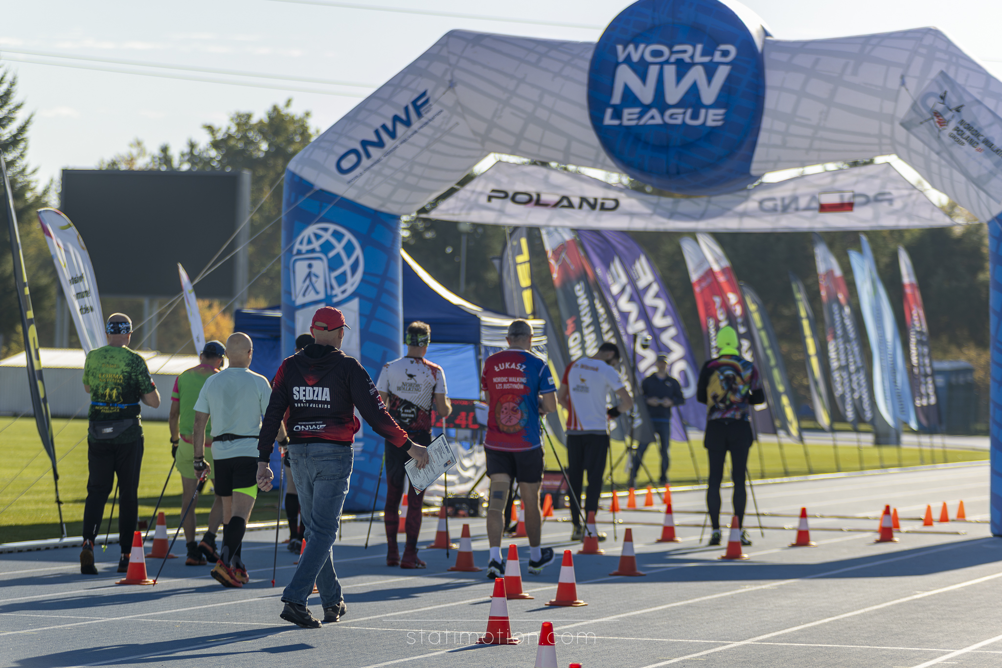Brama i flagi zawodów Ligi Centrum Nordic Walking w Bełchatowie