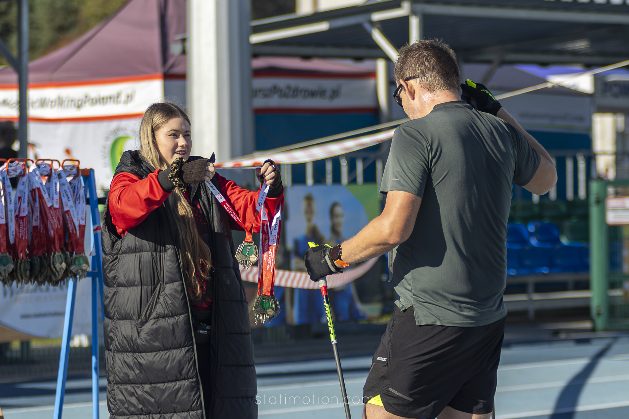 Obsługa zawodów przygotowuje medale dla uczestników Ligi Centrum Nordic Walking