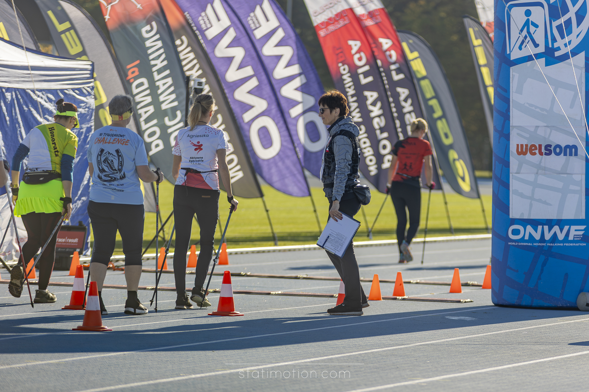 Zawodnicy i organizatorzy przy bramie Ligi Centrum Nordic Walking w Bełchatowie