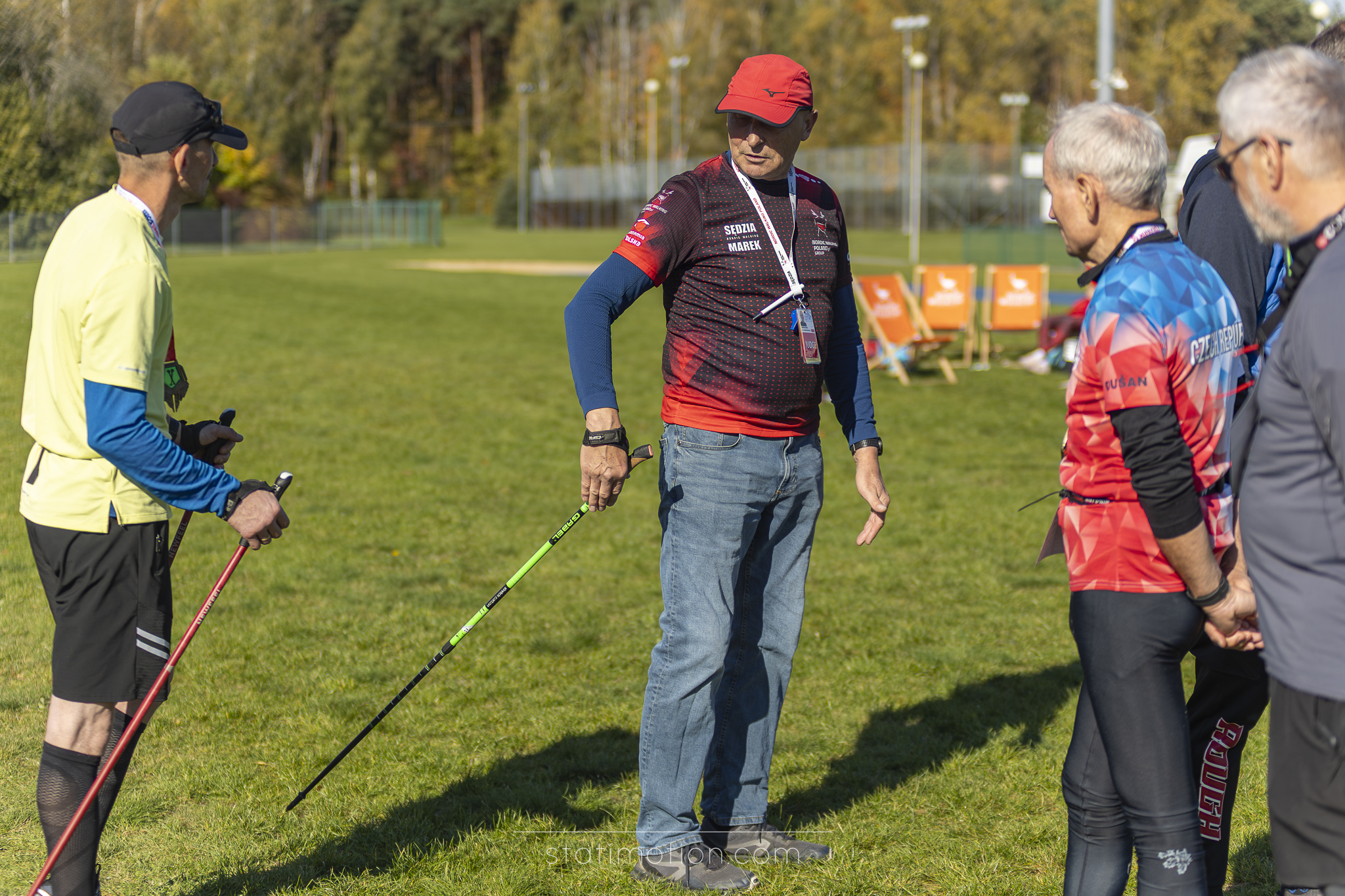 Marek Kosecki omawia technikę nordic walking w grupie zawodników po finałowych startach
