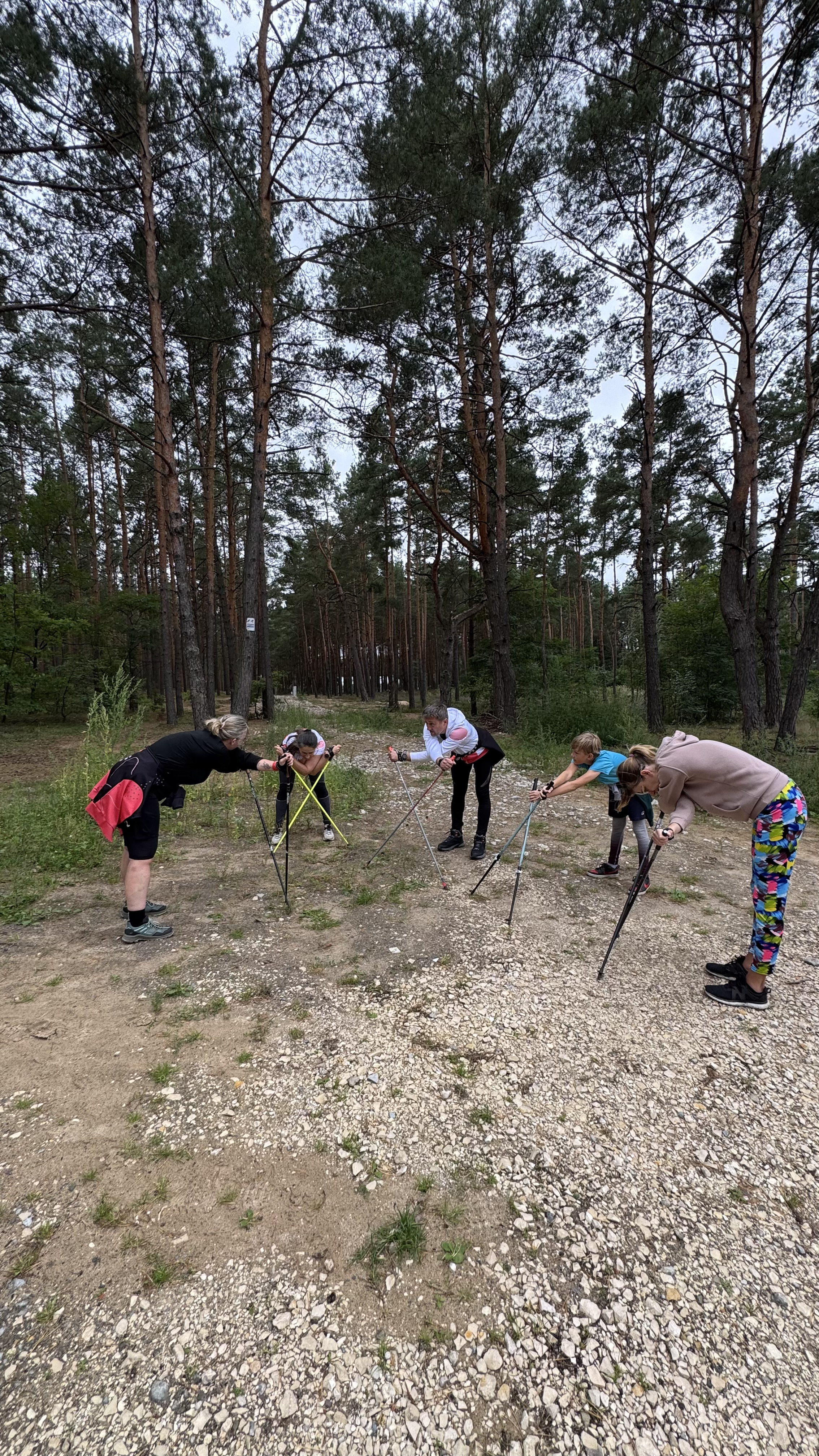 Rozgrzewka i ćwiczenia techniczne podczas treningu Nordic Walking Back to school w Mostówce