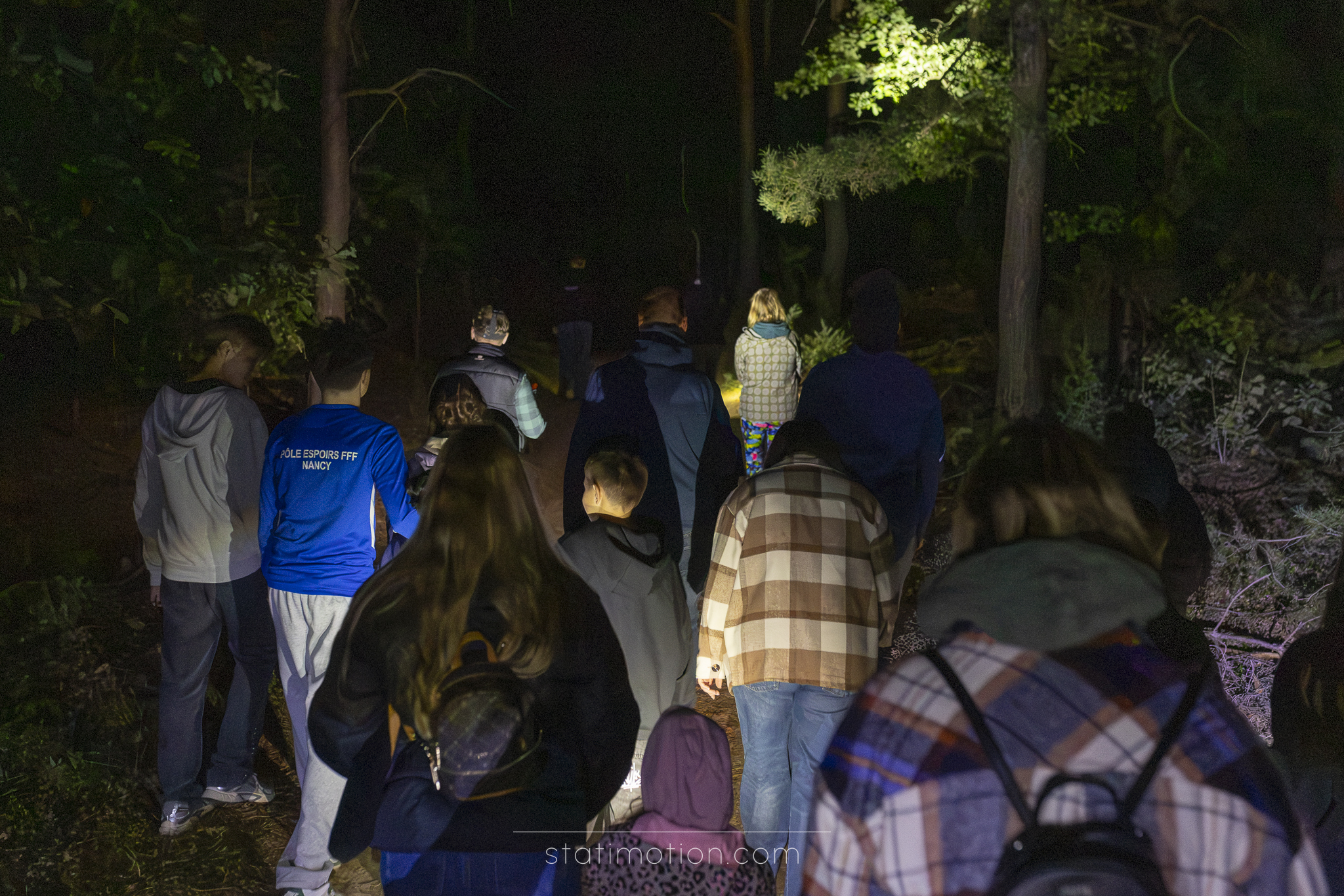 Uczestnicy nocnego spaceru podczas spotkania Na tropie przyrody w Anastazewie