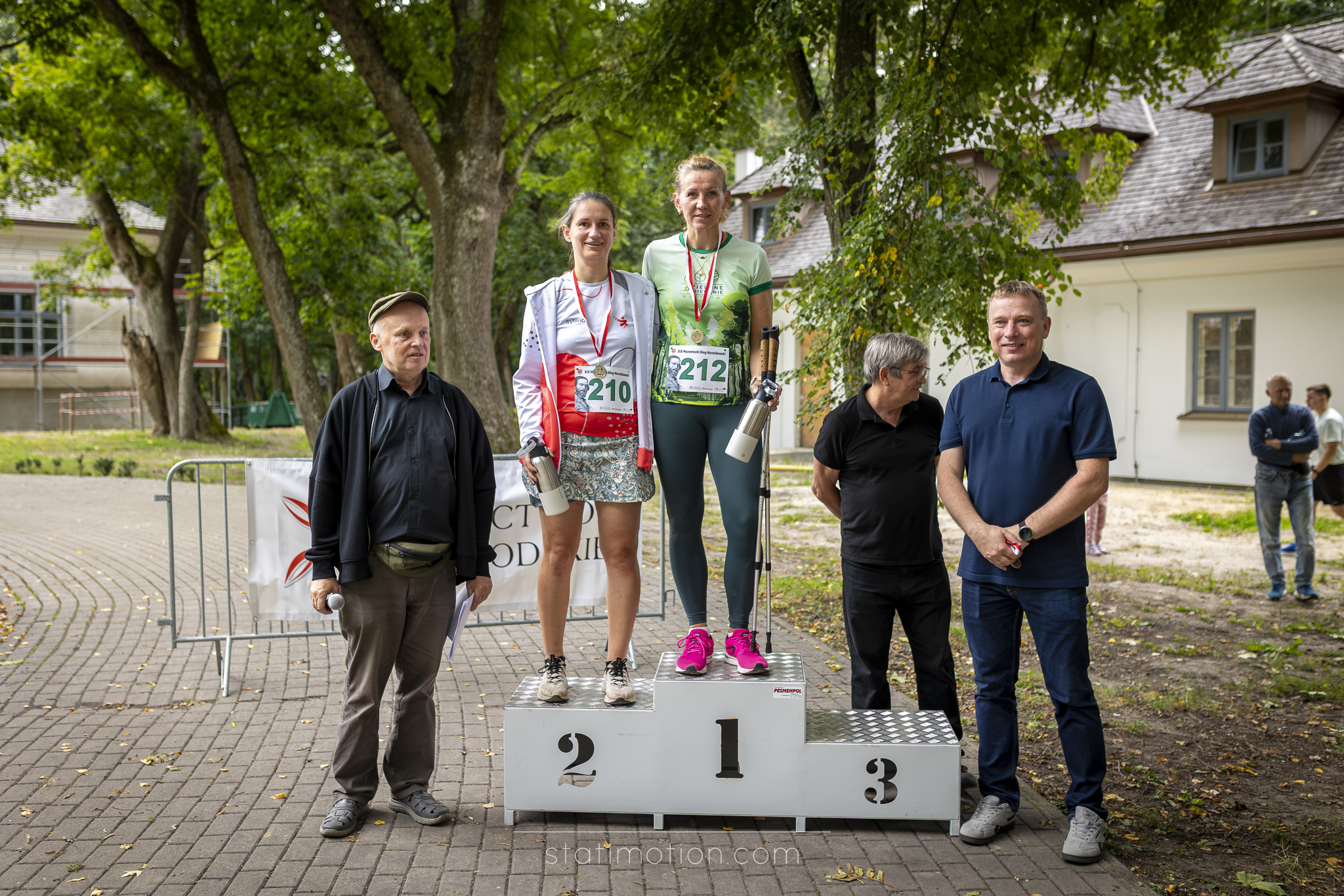 Podium kobiet Nordic Walking 5 km podczas XIX Mazowieckiego Biegu Norwidowskiego