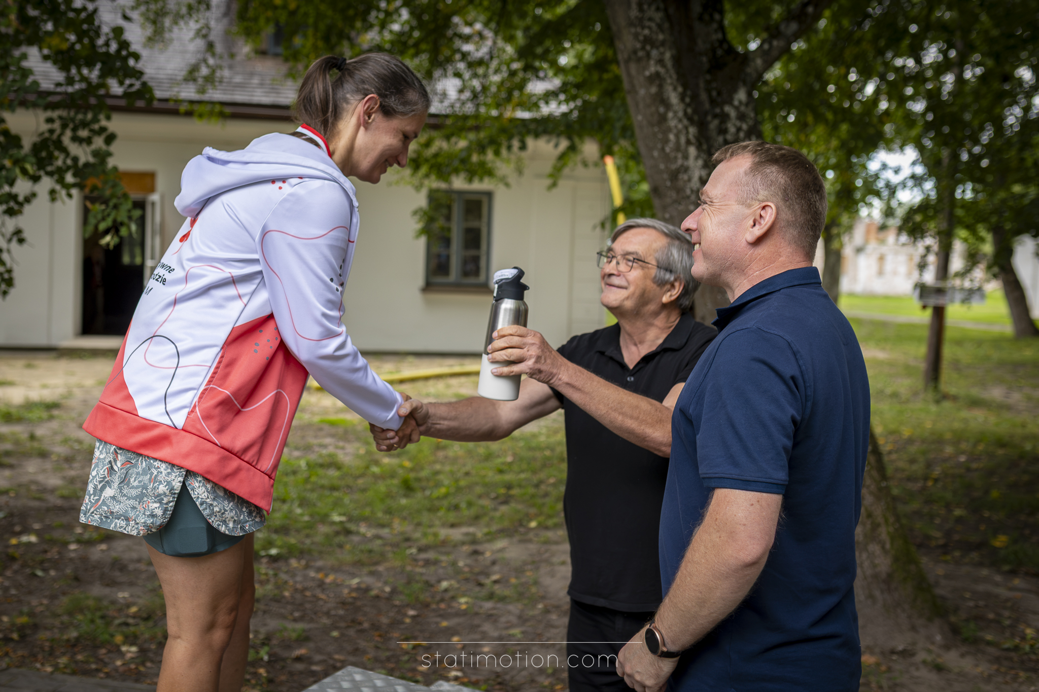 Sylwia „Siwa” Hajdo podczas dekoracji za 2. miejsce kobiet w Nordic Walking 5 km