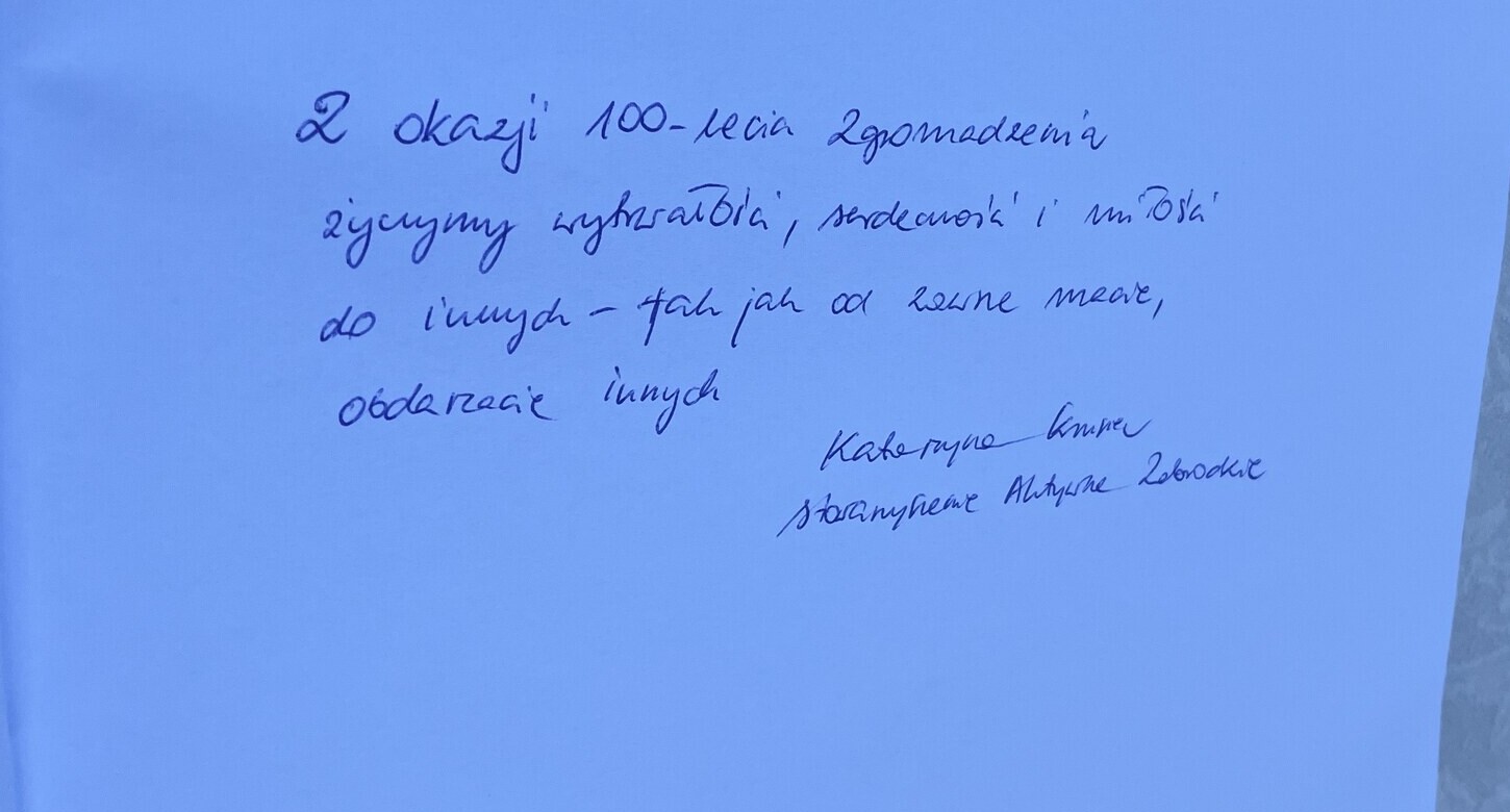 Wpis Aktywnego Zabrodzia do księgi pamiątkowej jubileuszu